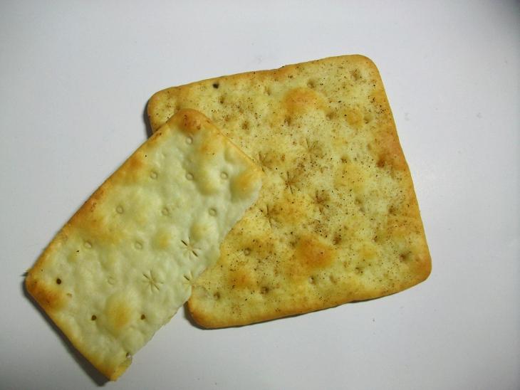 福義軒福椒蘇打餅開封後的餅乾特寫