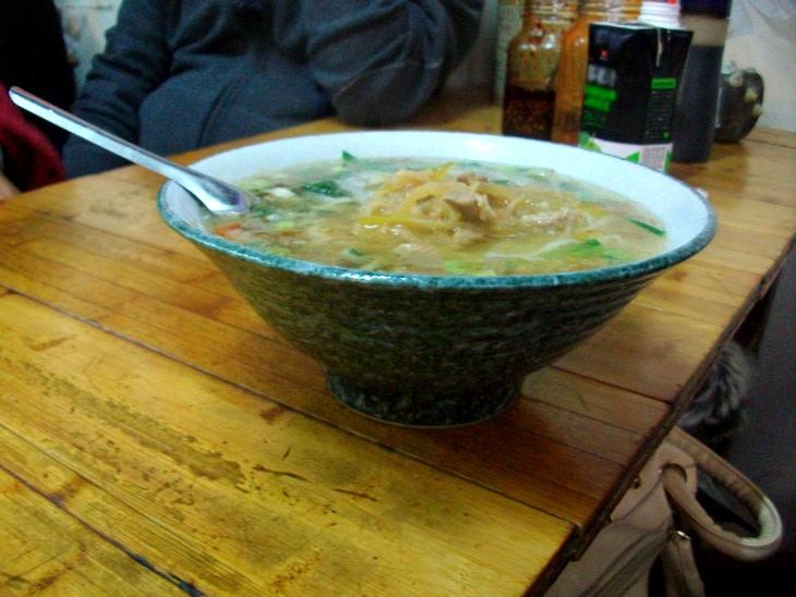榨菜肉絲麵整碗側面特寫