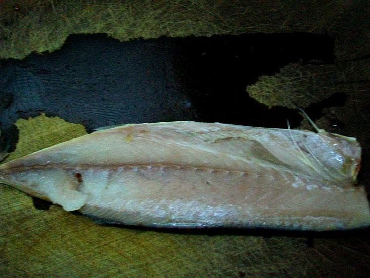 解凍完的鯖魚切面