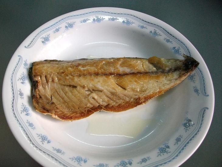 煎好的鯖魚肉的那一面