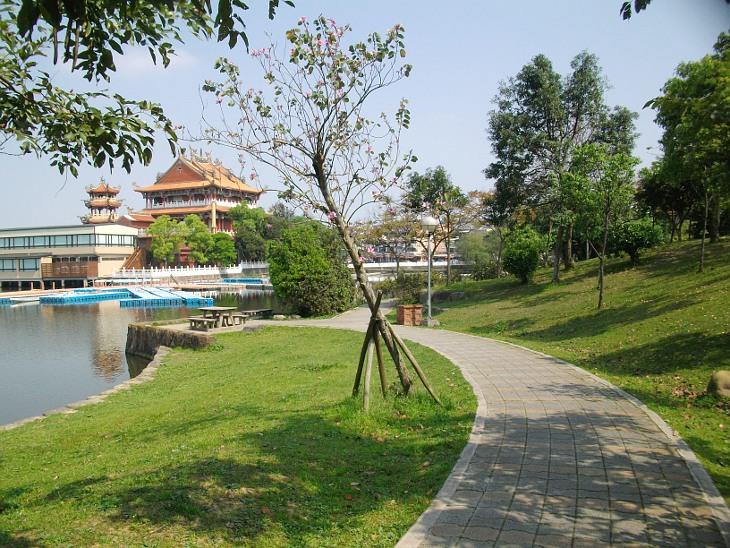 龍潭大池湖濱公園走道一禹