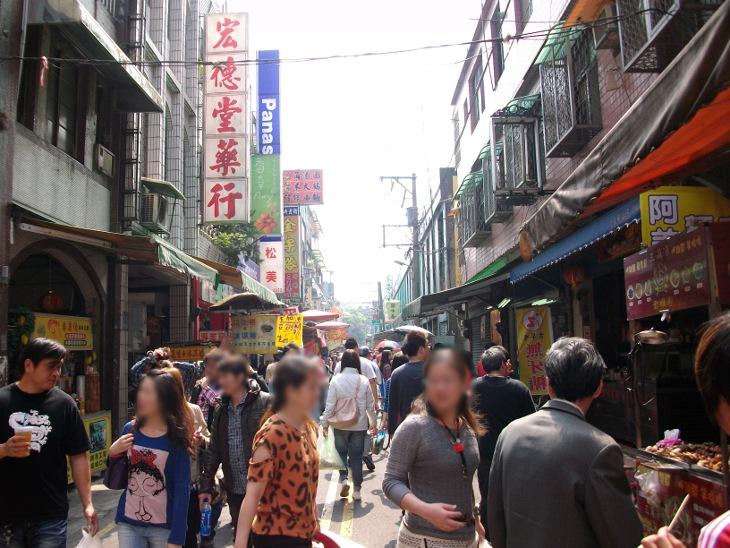 人聲鼎沸的大溪老街中央路美食街