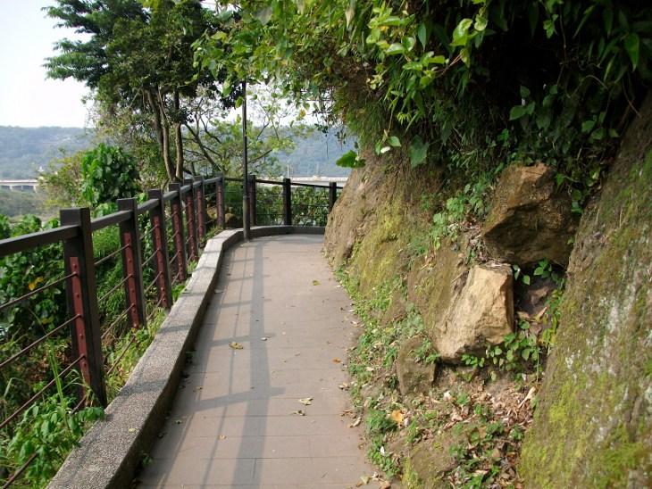 大慶洞旁邊的人行步道