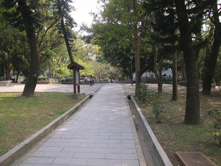 公園乾淨的走道