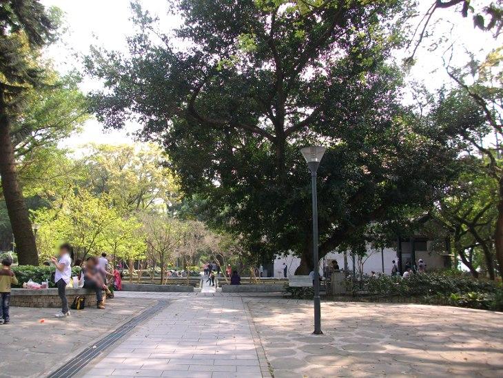 悠閒的走道與特色路燈
