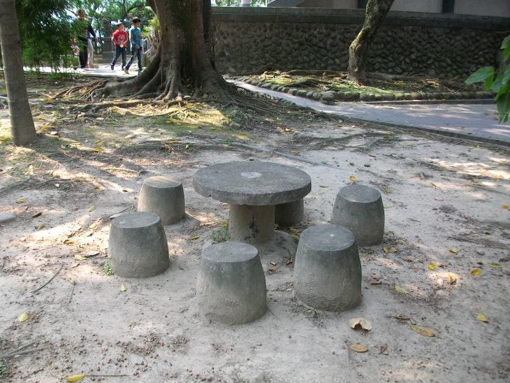 石頭圓桌椅