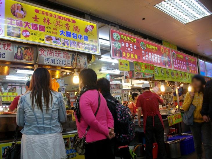 進到士林夜市地下室的美食商圈
