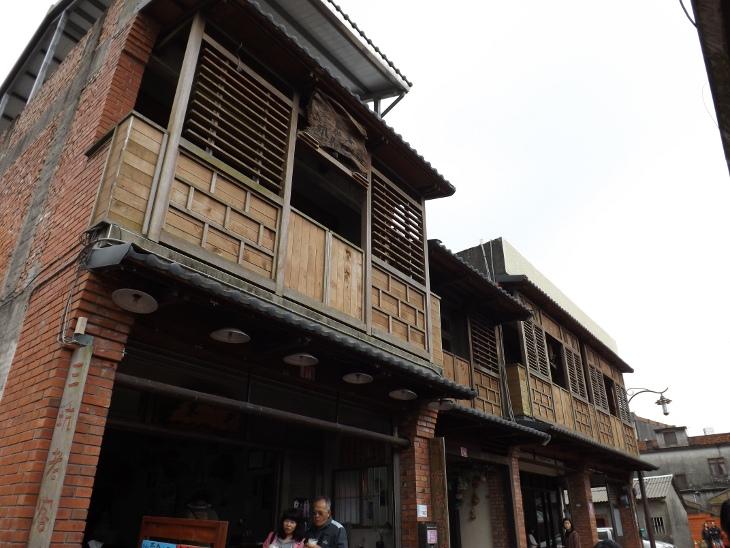 具有特色的建築物，磚頭房子以及木頭風格