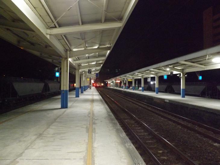 夜晚的富岡車站月台