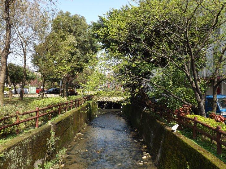 流經莒光公園的河流