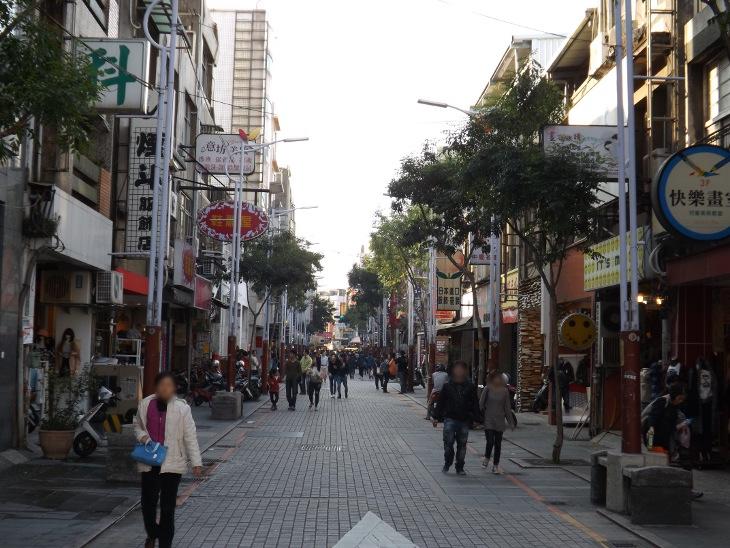 商圈行人徒步區以及兩側商店