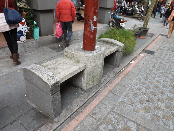行人徒步區的水泥座椅