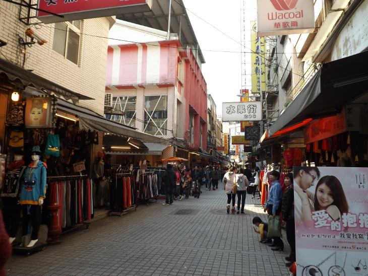 中壢水果街兩側有許多的服飾店