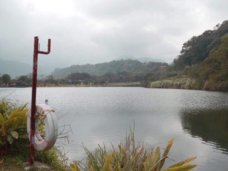 生態湖周邊的救生圈