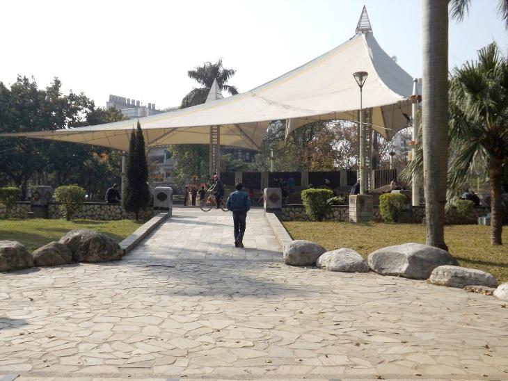 公園內有搭棚的廣場