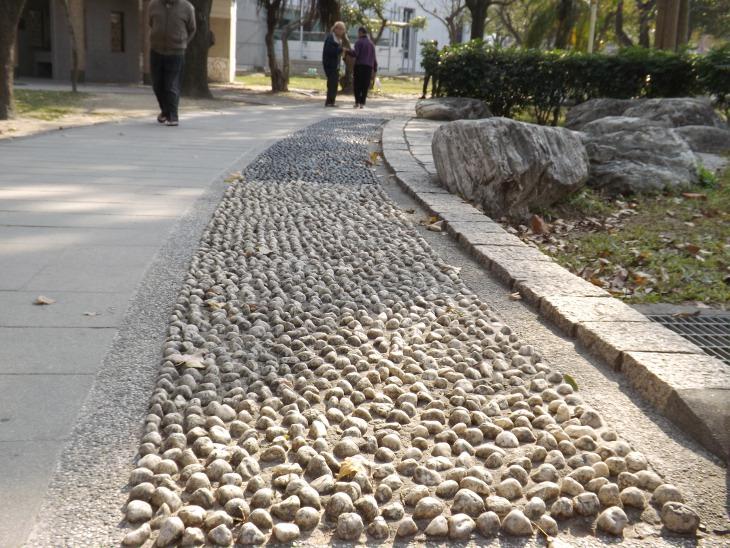 廣場旁的鵝卵石步道