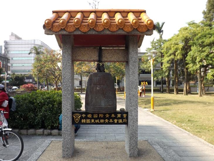 韓風十足的敲鐘