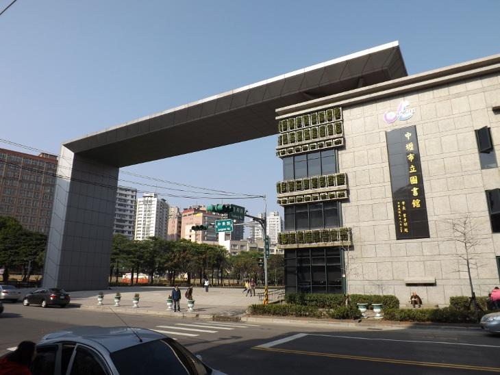 中美路的中壢圖書館