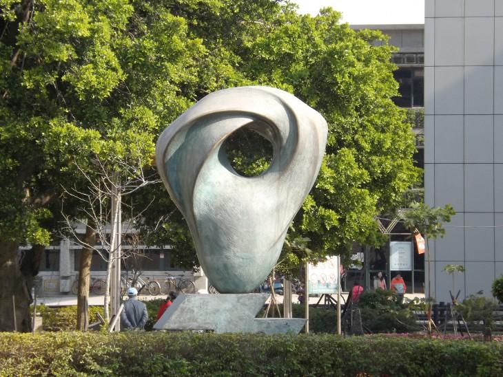 中美路端的藝術品