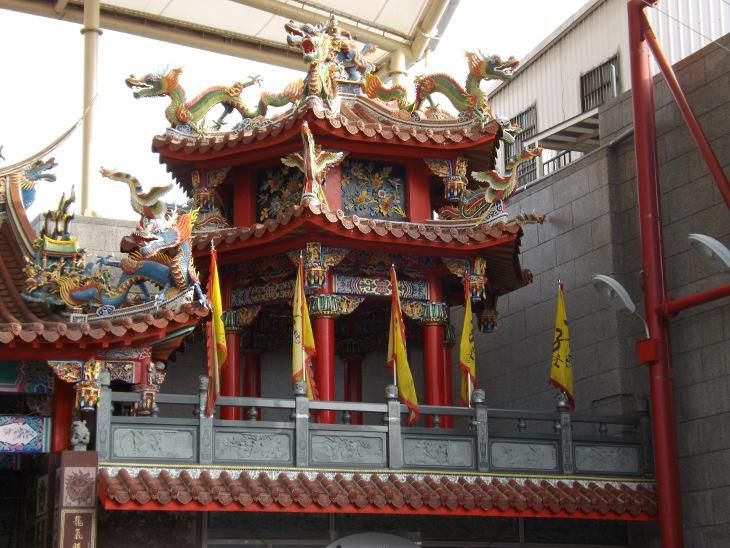 龍元宮於民國八十三年增建的鐘鼓樓