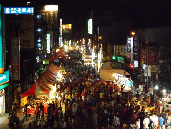 中壢仁海宮 2014 中元節活動現場擠滿的人潮