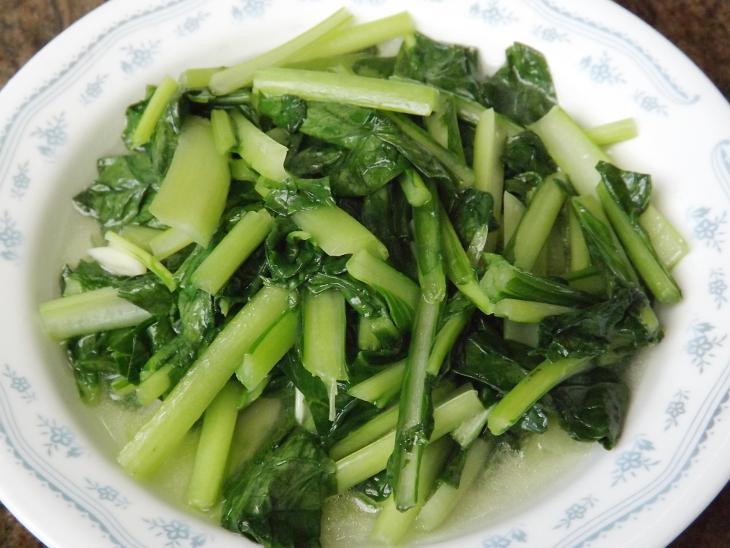 快炒油菜盛盤