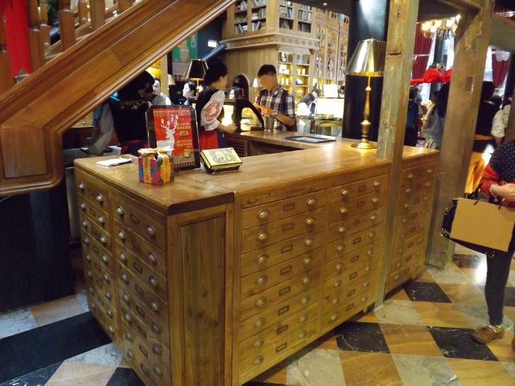 建築內店內景色，抽屜櫃