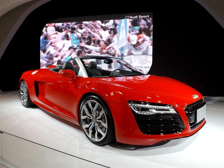 AUDI R8 Spyder 紅色版車頭側照