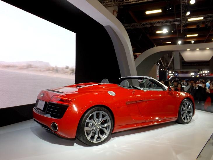 AUDI R8 Spyder 紅色版車尾側照