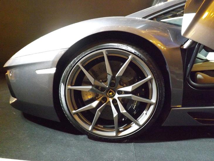 Lamborghini Aventador LP 700-4 前輪特寫