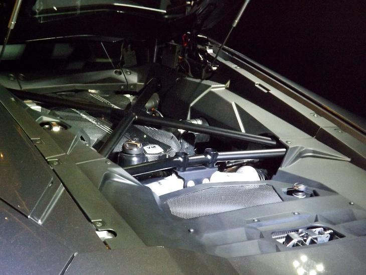 Lamborghini Aventador LP 700-4 引擎室特寫