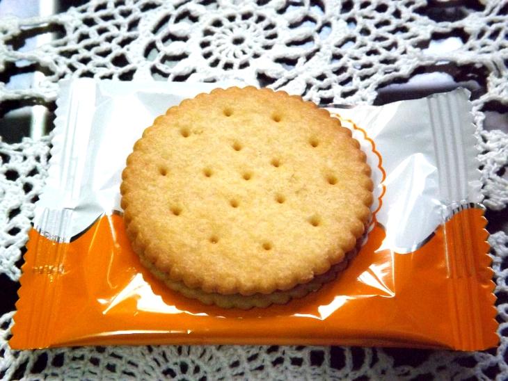 做成圓形的夾心蘇打餅乾