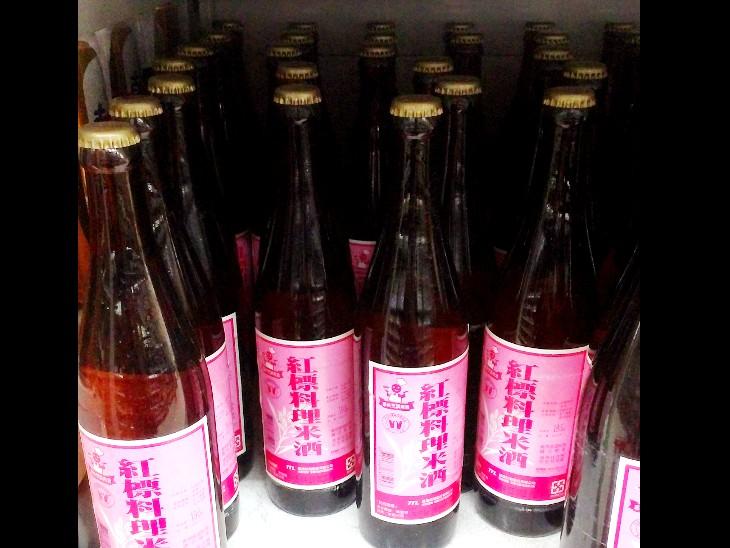 零售市場貨價上銷售的紅標料理米酒